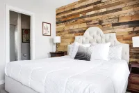 Eclectic Short North Home - Free Parking, Private Backyard, Walk to All - Balcony