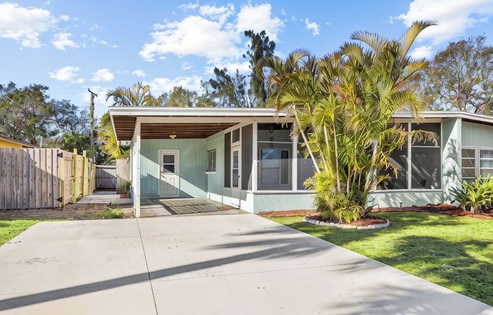 Pet Friendly. Minutes to Beaches. Charming 2-bedroom house in adorable Sarasota.