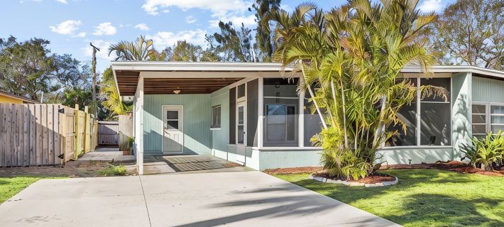 Pet Friendly. Minutes to Beaches. Charming 2-bedroom house in adorable Sarasota. Hotels in Whitfield