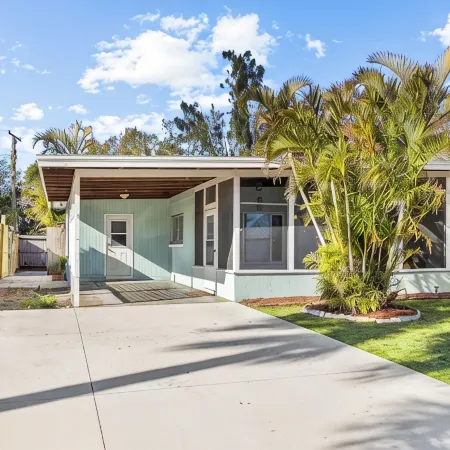 Pet Friendly. Minutes to Beaches. Charming 2-bedroom house in adorable Sarasota.