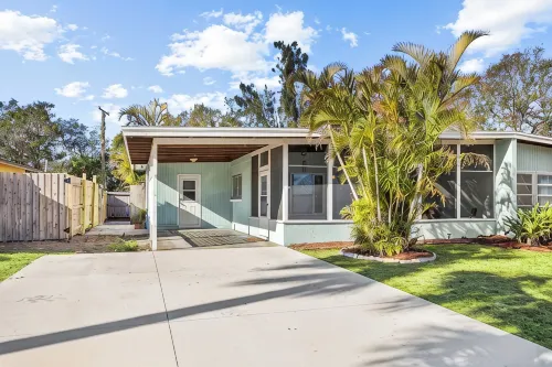 Pet Friendly. Minutes to Beaches. Charming 2-bedroom house in adorable Sarasota. - Wifi