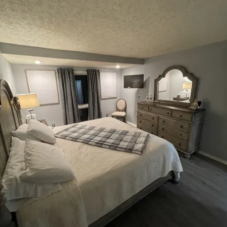 Bird House on 7th FairwayUpdated Lake Cumberland Condo - Woodson Bend Resort