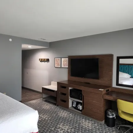 Hampton Inn & Suites Pittsburgh New Stanton