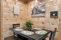 70" TV, Huge Heated Indoor Pool, A+ Location, Arcades, Fire Pit, Fast Wi-Fi - مسبح خاص