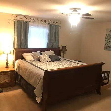 Beautiful 3 bed 2 bath house 2mi from ferry to downtown Seattle