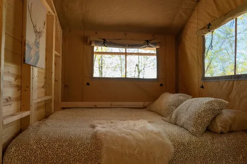 Rapids Luxury Canvas on Deer Lake - de charme
