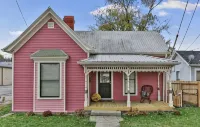 Beautiful restored Victorian farmhouse - Homestays