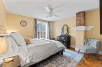 Spacious Downtown Hallowell River View Apartment - Apartments