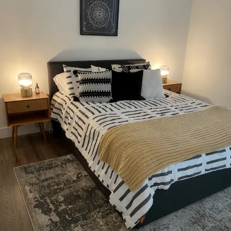 Oceanside beach retreat 3 min walk to beach Rooftop views