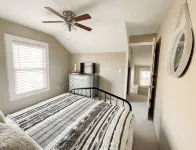 Family-sized home just a few blocks to downtown Main St King bed + fenced yard - Homestays