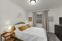 The Suncatcher- Steps to Lake Michigan. Pet Friendly & Fully Fenced - 4-Star