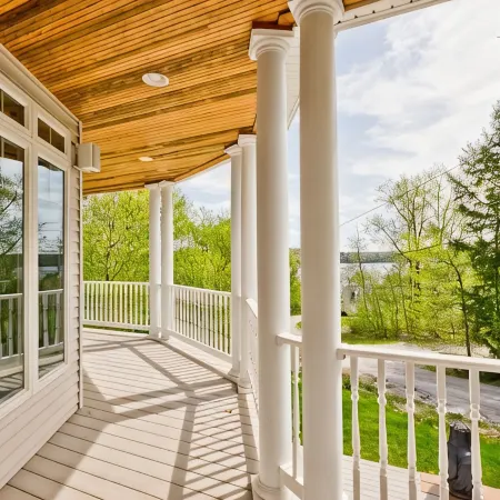 Njoy Luxury - MUST experience this exclusive and stunning lakeview home