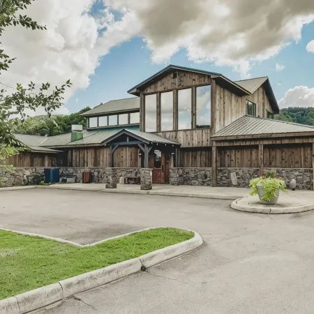 A Luxury Cabin with panoramic mountain views and 3 King Ensuites and Hot Tub!