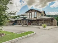 A Luxury Cabin with panoramic mountain views and 3 King Ensuites and Hot Tub! - 4-Star