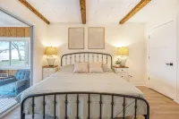 Lakefront 3-bedroom cottage on Sand Point with AC, WiFi, King bed, Firepit - Boutique