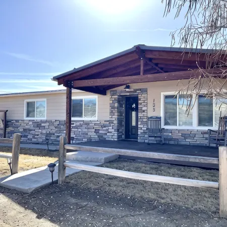 Hole in the Rock Inn - Newly remodeled for post adventure relaxation!