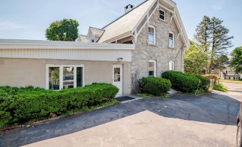 Beautiful 1 Bedroom, 1 Bathroom in Medford with WiFi and AC