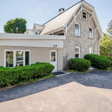 Beautiful 1 Bedroom, 1 Bathroom in Medford with WiFi and AC