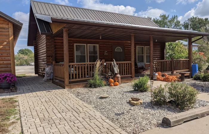 Cozy Cabin-real log cabin stay. Loft bed, woodsy decor, clean & cozy!