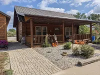 Cozy Cabin-real log cabin stay. Loft bed, woodsy decor, clean & cozy! - Wifi