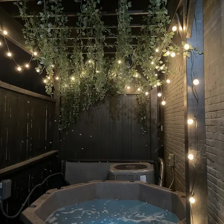 Private 2 Level Apartment with Hot Tub in Tremont