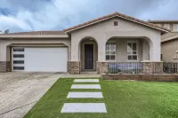 Luxury 3bd/2ba Roseville Home Hot Tub & Game Room - Homestays