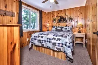 Cedar Lodge: Lakefront Cabin - Wi-Fi, Free Firewood, Generator, No Cleaning Fee! - con encanto