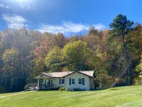Creekside home with hot tub within 30 mins to Asheville - Wifi