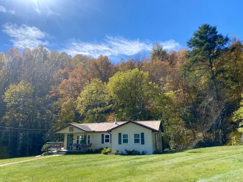 Creekside home with hot tub within 30 mins to Asheville - Wifi