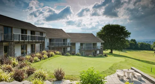 Bryn Meadows Golf, Hotel & Spa - parking