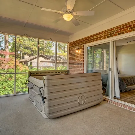 Luxury Golf Simulator, Golden Tee, Shuffleboard, Hot Tub and Stunning Views!