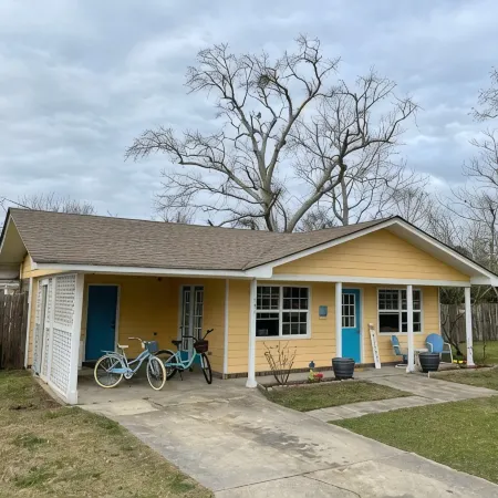 Da Bay House is Close to the Beach and Downtown