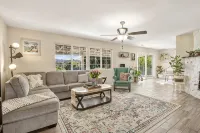 Private Hilltop Haven - Hot Tub/Game Room — 10mi to Beach & Legoland - 3-Star
