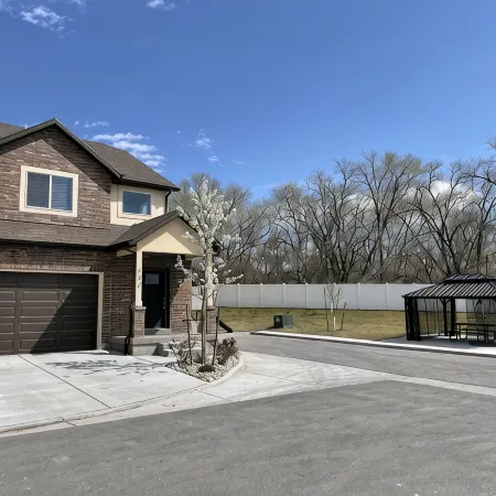Secluded townhome midway between downtown & skiing; min from shops, & dining