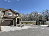Secluded townhome midway between downtown & skiing; min from shops, & dining - Homestays