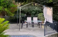 Beautiful, central located with pool and fire pit! - Homestays