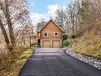 Breathtaking Mountain View Luxury AVL Cabin w/Hot Tub, Fireplaces, Hi-Speed Wifi - 샬레 호텔