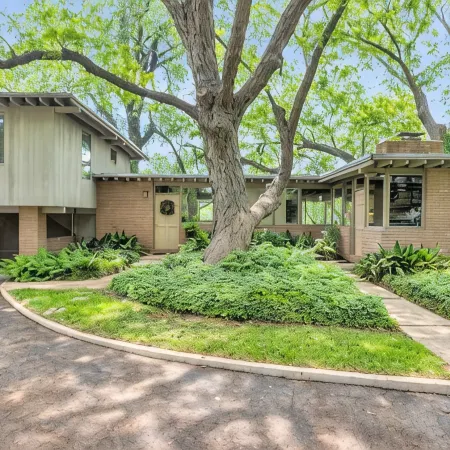 New!!! Luxury Riverfront Oasis with Gorgeous Oaks and Ping Pong Table!