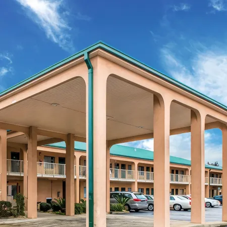 Econo Lodge Inn & Suites