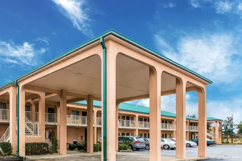 Econo Lodge Inn & Suites - Motels
