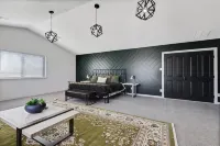 Massive Gathering Home with Ballroom - Sleeps 32+ - Biệt thự