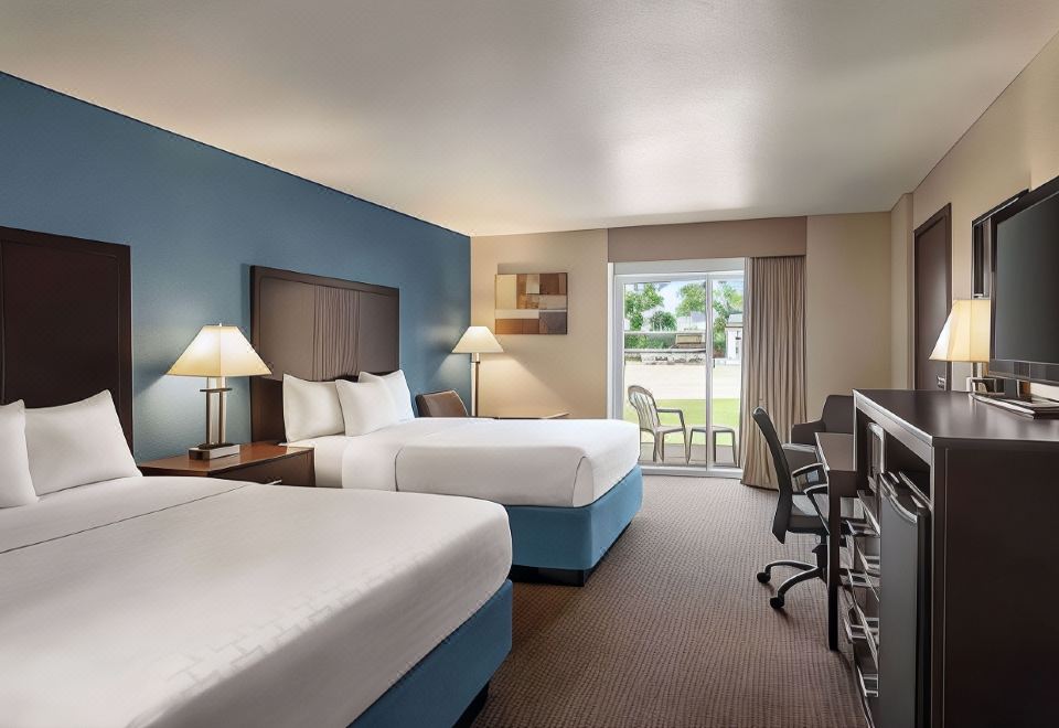 AmericInn La Crosse Riverfront Conference Center 수영장