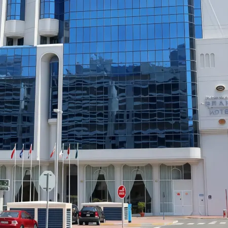 Grand Continental Hotel Отели рядом с достопримечательностью «Торговый центр Liwa Centre»