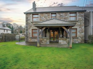 Oak Lodge - The Sleeping Giant - Pen Y Cae Inn