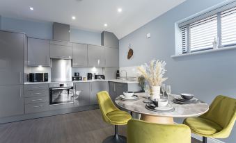 Elliot Oliver - Luxurious Two Bedroom Apartment in the Docks