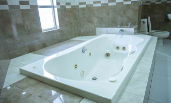 16) Suite with Jacuzzi