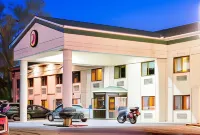 Super 8 by Wyndham Port Clinton - parking