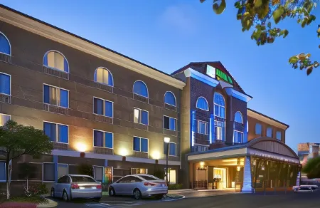 Holiday Inn Express & Suites San Diego-Sorrento Valley