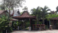 Kali Catur Resort Hotels near Paseban Kabupaten Ngawi