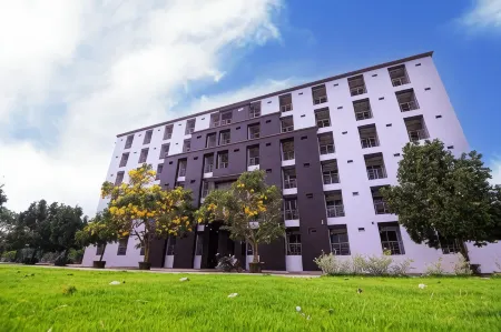 Creston Grand Hotel Suphan Buri Отели в г. Phak Hai